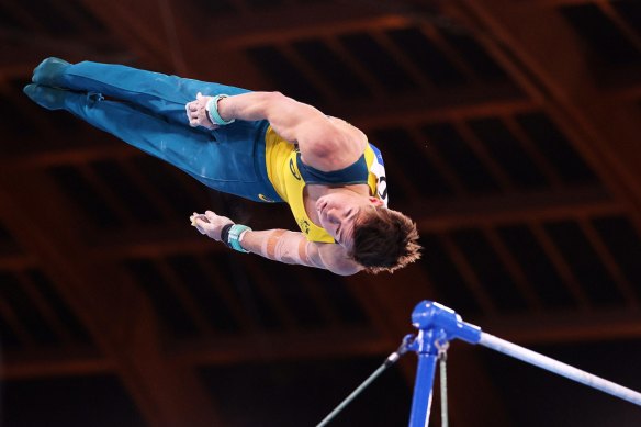 Tyson Bull competes on the horizontal bar.