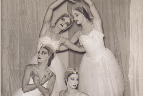 Lorna Gray (right) in the National Ballet’s 1951 production of Swan Lake at the Princess Theatre.