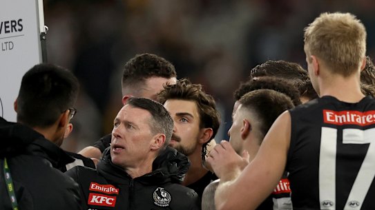 Magpies coach Craig McRae speaks to his players.