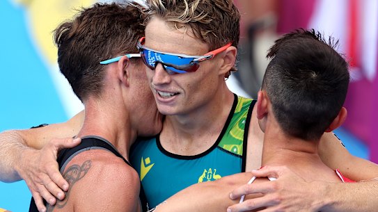 Matthew Hauser (C) of Team Australia (centre).