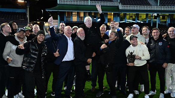 Current and past Blues players combine to re-create the iconic Steve Mortimer image from the 1985 Origin series.