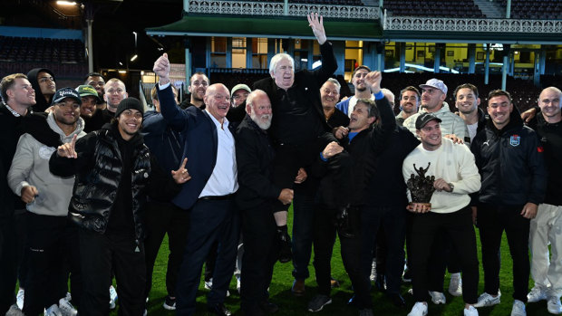 Current and past Blues players combine to re-create the iconic Steve Mortimer image from the 1985 Origin series.