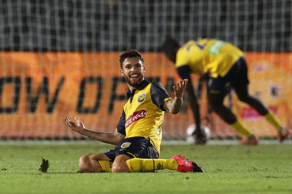Daniel De Silva’s late goal sealed victory for the Mariners. 