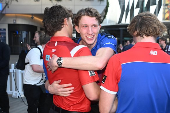 Duursma, que deverá ser selecionado primeiro pela Costa Oeste, cumprimenta outros candidatos ao recrutamento.