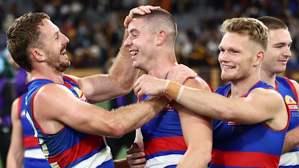 Will Lewis, Nick Coffield y Adam Treloar después de la emocionante victoria de los Bulldogs.