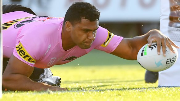Tevita Pangai jnr scores for Penrith in 2021.