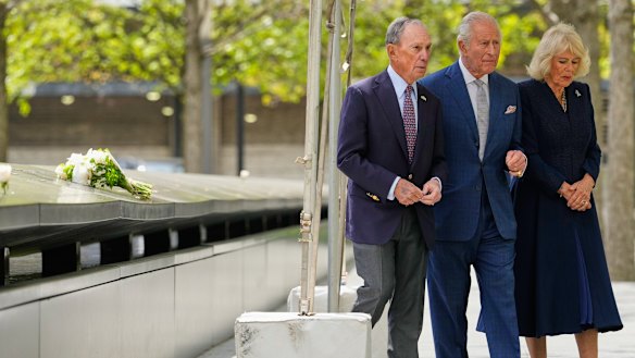 Charles e Camilla, con l'ex sindaco di New York Michael Bloomberg, hanno lasciato fiori al memoriale per le vittime degli attacchi dell'11 settembre 2001.