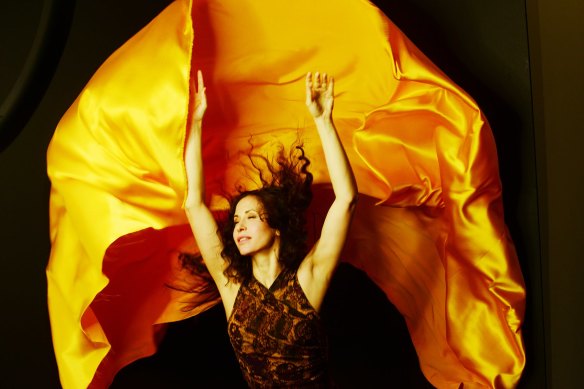 Lara Bello’s beguiling songs are threaded with elements of flamenco and Latin American rhythms.
