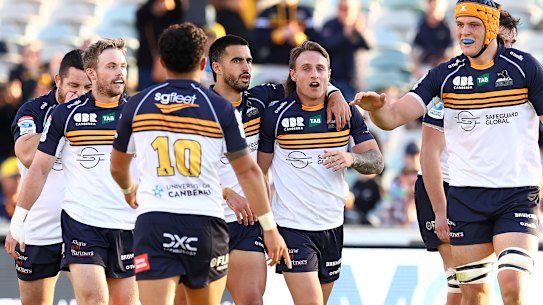 CANBERRA, AUSTRALIA - MAY 14: Corey Toole of the Brumbies celebrates a try with team mates during the round 12 Super Rugby Pacific match between ACT Brumbies and Highlanders at GIO Stadium, on May 14, 2023, in Canberra, Australia. (Photo by Mark Nolan/Getty Images)