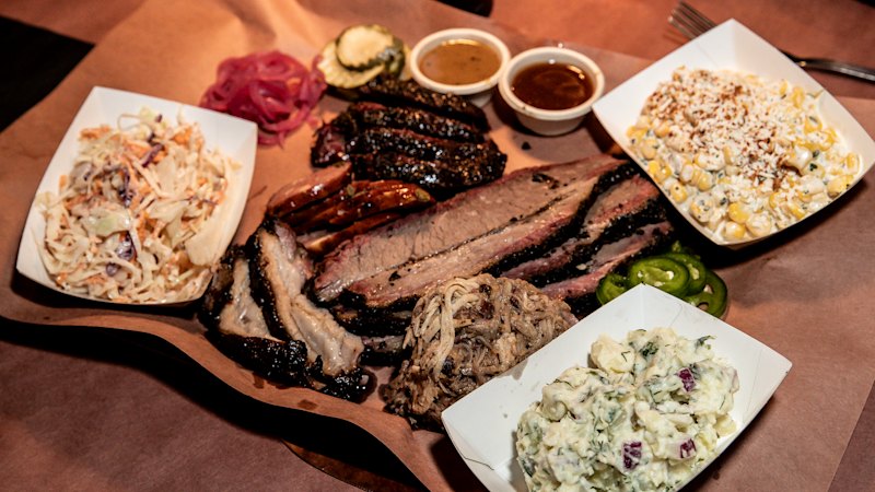 The Bearded Pig: Kultna restavracija z žarom v skladišču na severnem predmestju postala priljubljena zaradi brisket in 'burnt ends'.