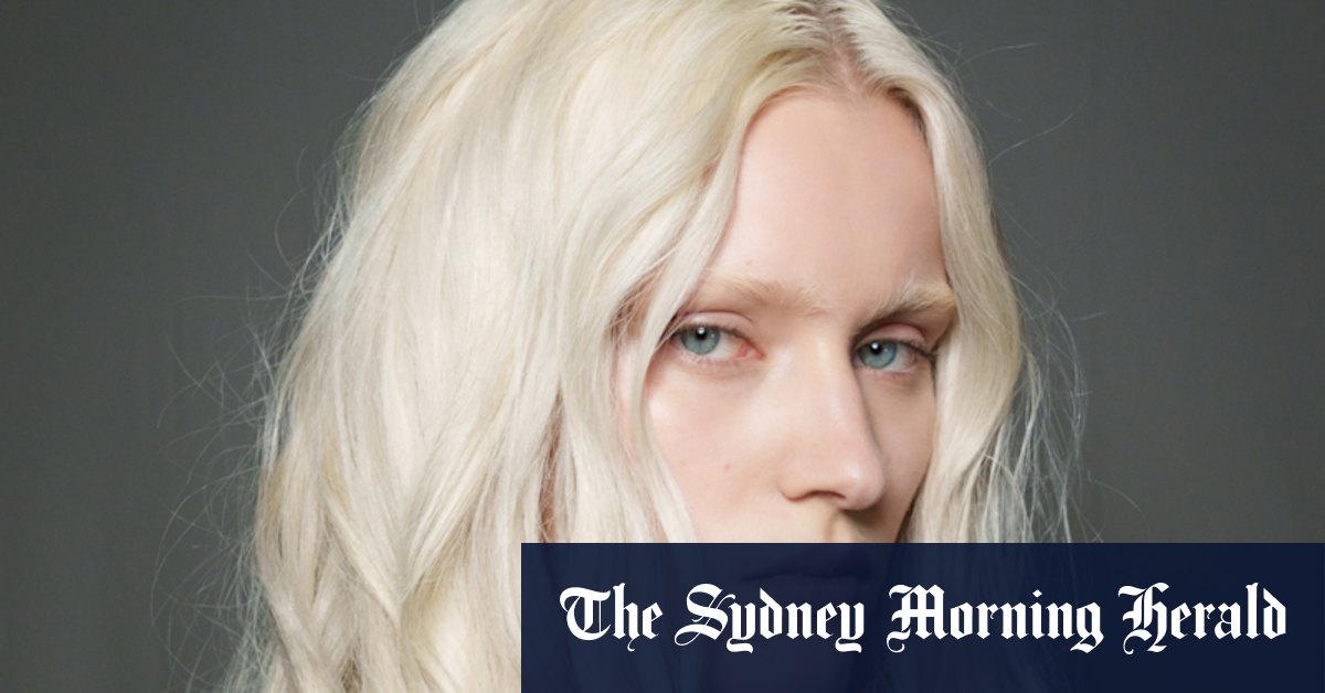 Play up one feature and master this messy hairstyle for the best beauty from the runway