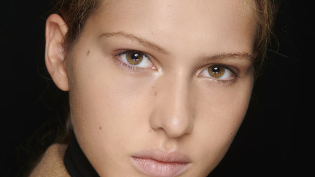 Skinnier, lighter eyebrows are back, but with a modern twist