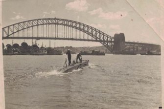 Allied midget XE3 submarine in Sydney Harbour, 1945. 
