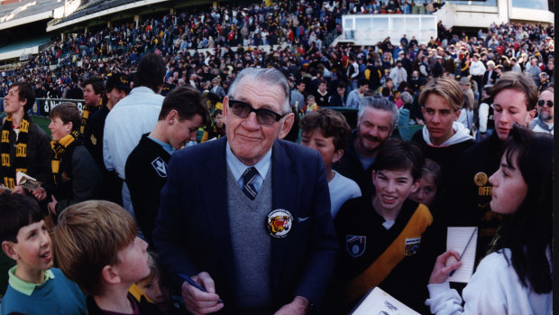 Jack Dyer surrounded by fans