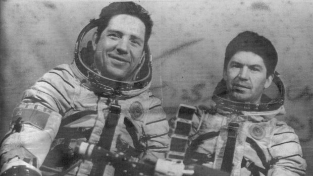 Vladimir Lyakhov (left) and flight engineer Valery Ryumin after landing.
