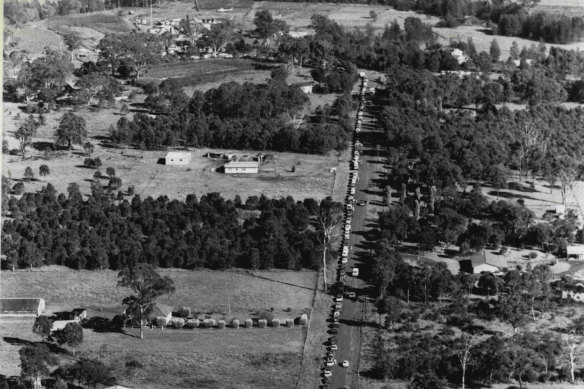 Cars queue for discount petrol at Kemps Creek in 1986.