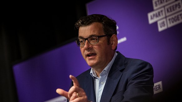 Premier Daniel Andrews has attacked the federal government for allowing travellers from New Zealand into Victoria.