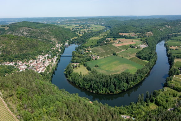 The Lot River making a turn past the village of Albas.