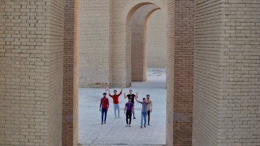 orang berjalan di erat replika Ishtar Gate situs arkeologi Babel √ Babel Kuno Tempat Lahir Peradaban