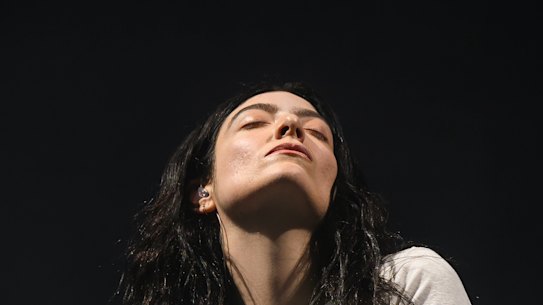 Lorde se apresentando em Glastonbury em 2025.