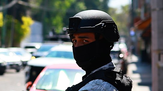 Più di 10.000 soldati della Guardia Nazionale messicana sono stati schierati per ristabilire l'ordine.