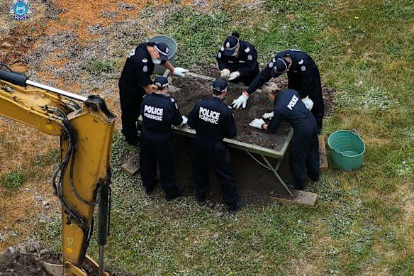 WA Police searching for clues in the disappearance of Lisa Mott, 12, in 1980. 