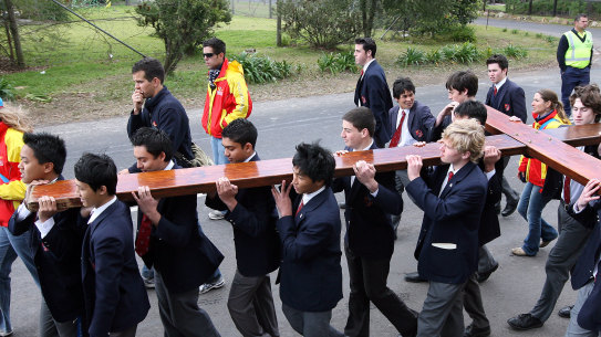 Students from Redfield College march with the cross in Dural in 2008.