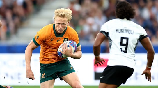 Carter Gordon takes on two Fijians.