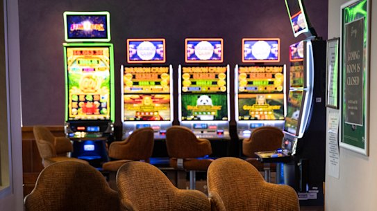 A trial of cashless pokies in Victorian pubs and clubs has been rejected by reform advocates.