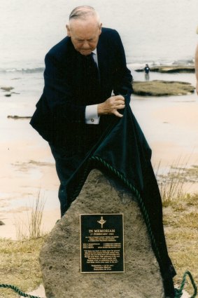 Sir Phillip unveils the Commando Rip Memorial at its inaugural dedication at Queenscliff in 2000.
