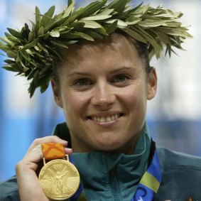 Newbery holds her gold medal after the women’s 10m platform final at the Athens 2004 Olympic Games.