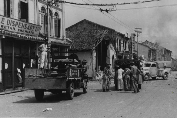 Soldiers and civilians co-operate in rescuing the wounded. February 1942.