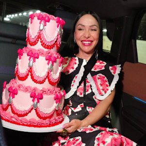 Katherine Sabbath boldly ferrying a triple-tiered cake in an Uber – let’s hope that icing set overnight!
