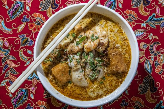 Laksa Singapura with prawn and chicken and mixed noodles.