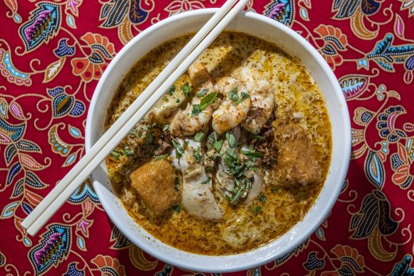 Laksa Singapura with prawn and chicken and mixed noodles.