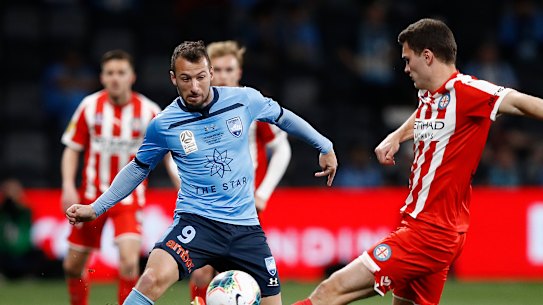 Sydney FC striker Adam Le Fondre is set to join CFG-owned Mumbai FC.