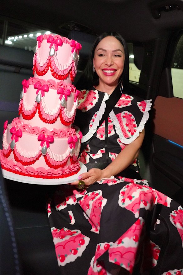 Katherine Sabbath boldly ferrying a triple-tiered cake in an Uber – let’s hope that icing set overnight!