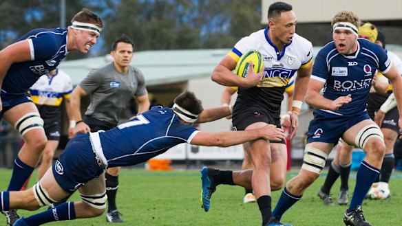 Lausii Taliauli on the attack for Vikings.