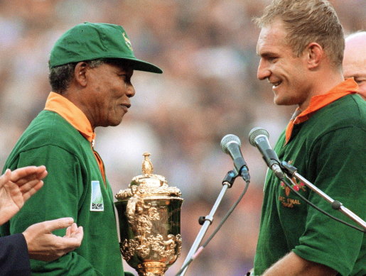 Nelson Mandela presents Francois Pienaar with the Webb Ellis Cup at Ellis Park.
