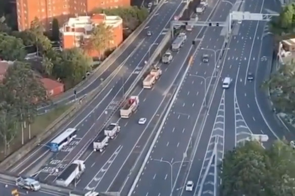 Sydney truck convoy to protest restrictions on construction work.