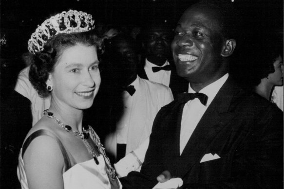 Kraliçe, 1961'de Gana'yı ziyareti sırasında Başkan Nkrumah ile dans ediyor.