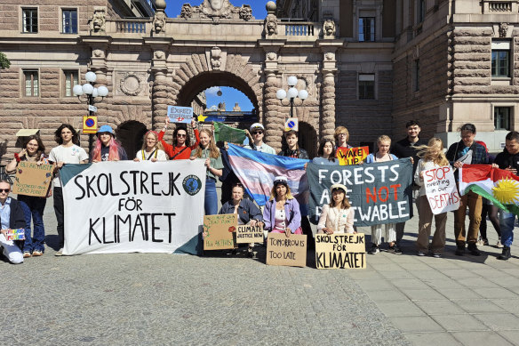 Greta Thunberg (ön sıra, sağ altta), iklim gençliği aktivist arkadaşlarıyla Cuma günü İsveç'in Stockholm kentinde.