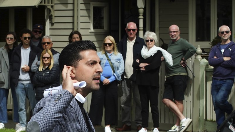 Owner-occupiers triumph over investor to buy Kingsville house for $1,455,000
