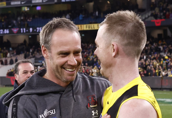 Jack Riewoldt shows his respect for Ben Rutten after the Bombers’ last game of 2022