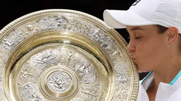 Ash Barty with THAT trophy.