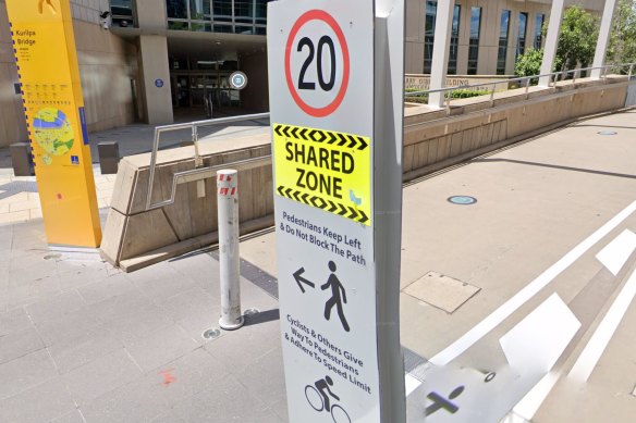 This Google Street View image shows the Kurilpa Bridge had a speed limit of 20km/h in November 2021.
