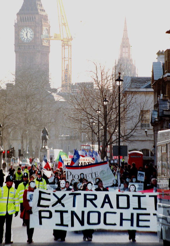 Demonstrators call on the British government to extradite former Chilean dictator Augusto Pinochet in 1999.
