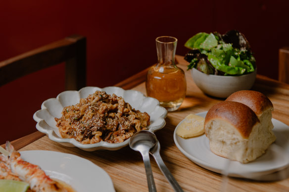 Wagyu a cottura lenta con funghi shimeji bianchi, miso e pasta muffaldina a forma di nastro da Ito a Surry Hills.