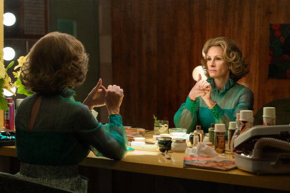 Martha (Julia Roberts, left) loves to gossip with journalists. “If that gets me barred off Air Force One I will fly commercial,” she pledges after dropping another revelation.