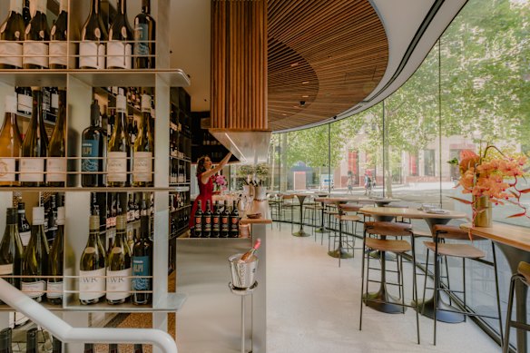 “Beautiful Fish Tank” – O espaço de dois níveis foi inspirado na arquitetura MLC original de Harry Seidler.